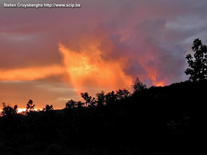 Chiang Mai - Zonsondergang Met de trein vanuit Chiang Mai naar Bangkok. De zonsondergang is vrij spectaculair. Stefan Cruysberghs